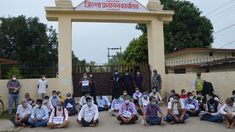 कैलालीका पत्रकारले प्रशासनमा धर्ना दिए दोषी पक्राउ क्रम जारी